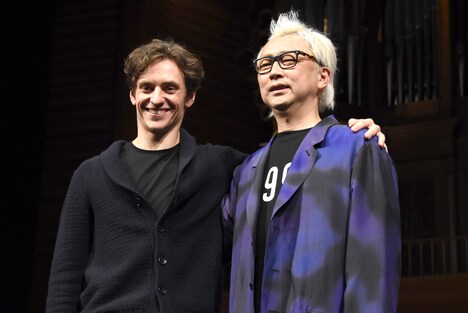 「ダンサー、セルゲイ・ポルーニン 世界一優雅な野獣」ライブプレミアイベントの様子。左からセルゲイ・ポルーニン、箭内道彦。