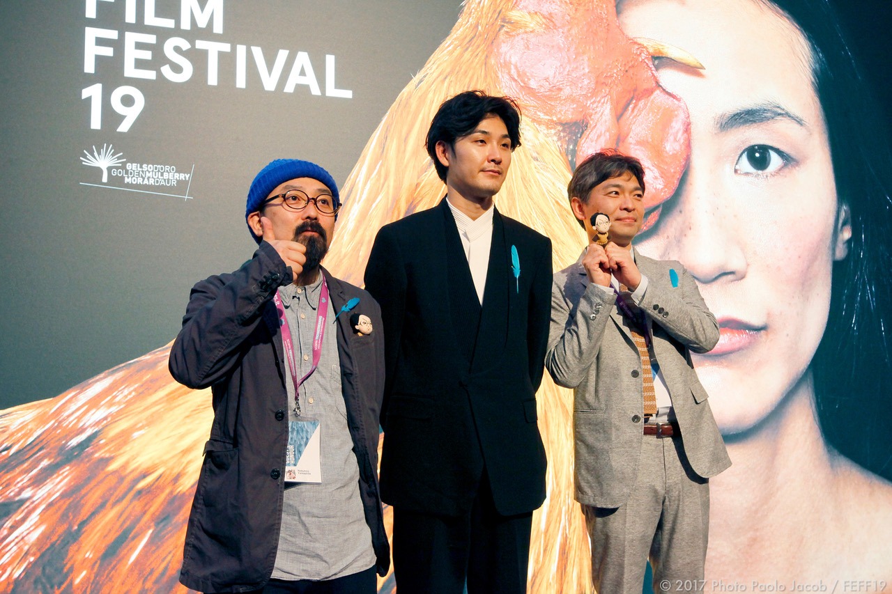 左から山下敦弘、松田龍平、須藤泰司。