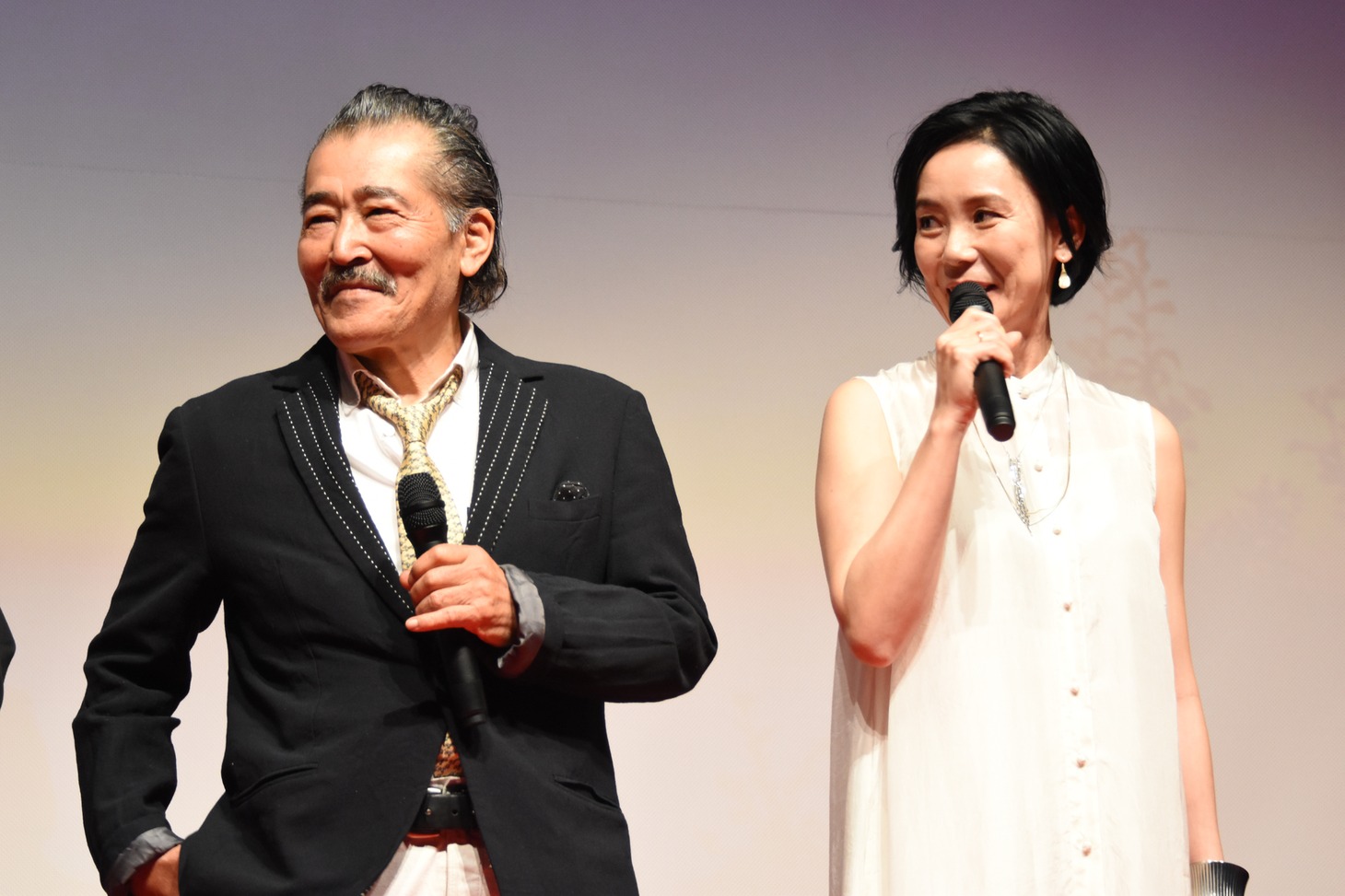 左から藤竜也、河瀬直美。