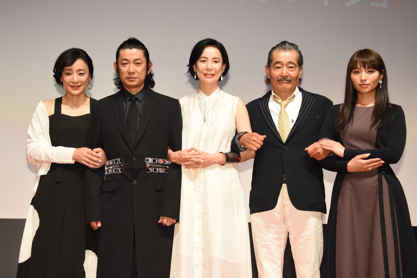 「光」完成披露舞台挨拶の様子。左から神野三鈴、永瀬正敏、河瀬直美、藤竜也、水崎綾女。