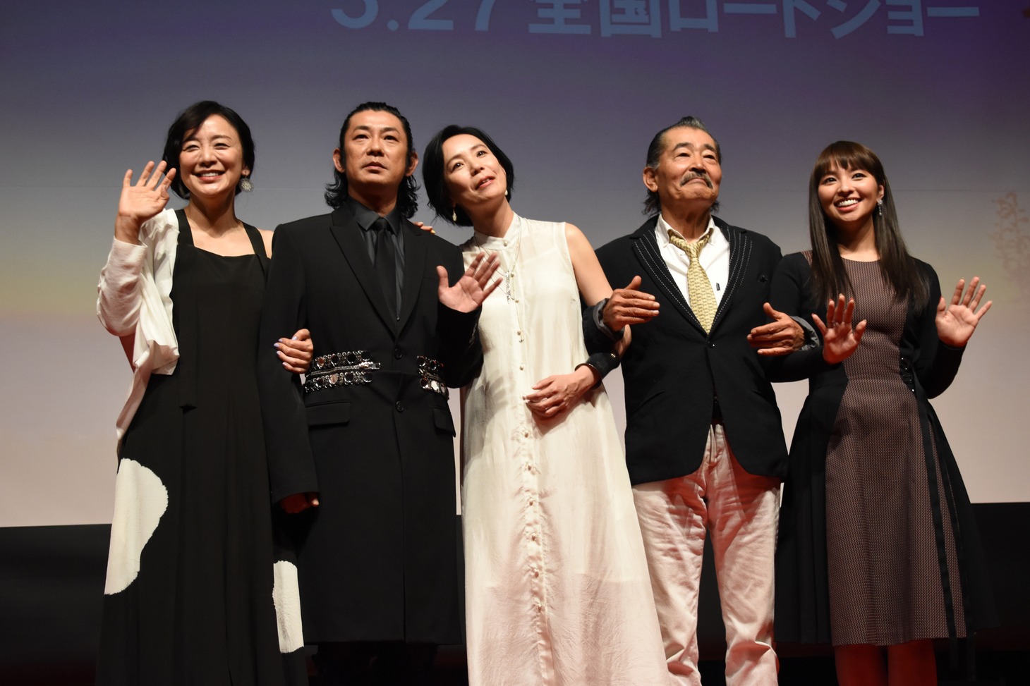 「光」完成披露舞台挨拶の様子。左から神野三鈴、永瀬正敏、河瀬直美、藤竜也、水崎綾女。