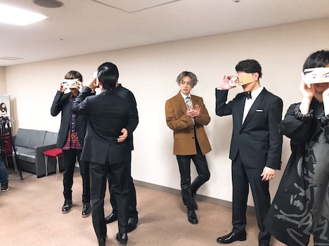 VR映像を楽しむ「帝一の國」キャスト陣。