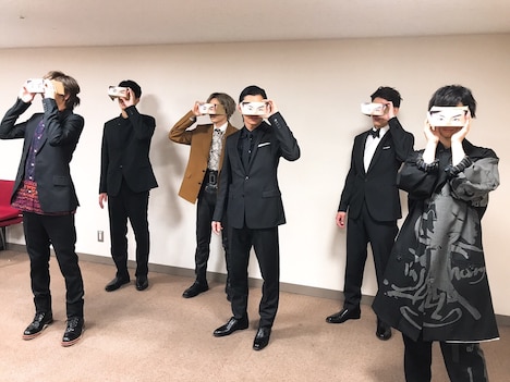 VR映像を楽しむ「帝一の國」キャスト陣。