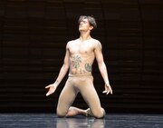 セルゲイ・ポルーニンによる「Take Me To Church」パフォーマンスの様子。（撮影：坂田正樹）