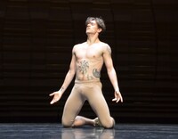 セルゲイ・ポルーニンによる「Take Me To Church」パフォーマンスの様子。（撮影：坂田正樹）