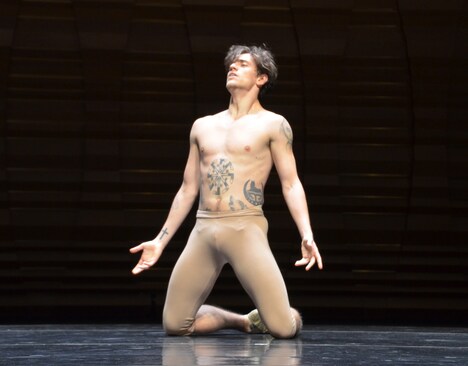 セルゲイ・ポルーニンによる「Take Me To Church」パフォーマンスの様子。（撮影：坂田正樹）