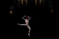 セルゲイ・ポルーニンによる「Take Me To Church」パフォーマンスの様子。（撮影：ハービー・山口）