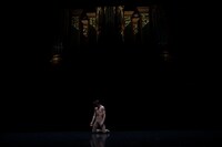 セルゲイ・ポルーニンによる「Take Me To Church」パフォーマンスの様子。（撮影：ハービー・山口）