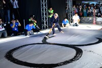 鈴木敏夫による大書パフォーマンスの様子。