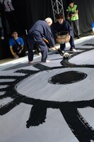 鈴木敏夫による大書パフォーマンスの様子。