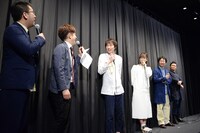 「笑う招き猫」初日舞台挨拶の様子。