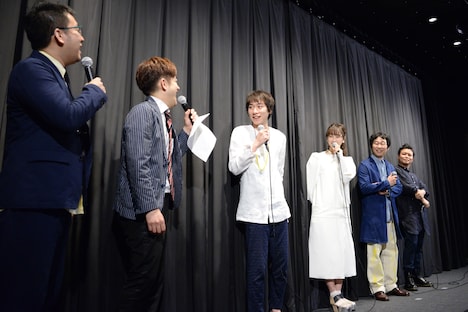 「笑う招き猫」初日舞台挨拶の様子。