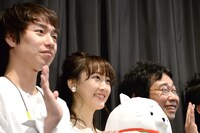 「笑う招き猫」初日舞台挨拶にて、左から落合モトキ、松井玲奈、前野朋哉。