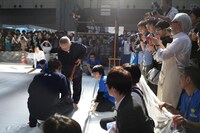 鈴木敏夫による大書パフォーマンスの様子。