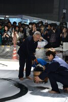 「ニコニコ超会議2017」で大書パフォーマンスを行う鈴木敏夫（左）。