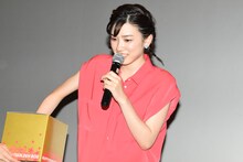 くじを引く永野芽郁。