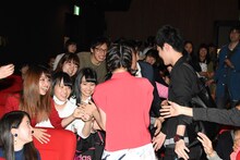 ファンに囲まれる永野芽郁。