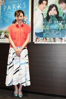 「PARKS パークス」「ひるなかの流星」ポスターの前で笑顔を見せる永野芽郁。