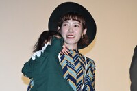 子供を抱っこする林イー涵。