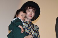 子供を抱っこする林イー涵。