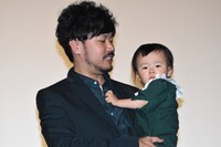 子供を抱っこする茂木洋路。