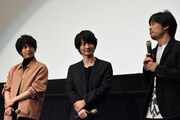 左から中村倫也、神木隆之介、尾上寛之。