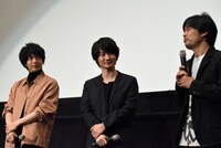 左から中村倫也、神木隆之介、尾上寛之。