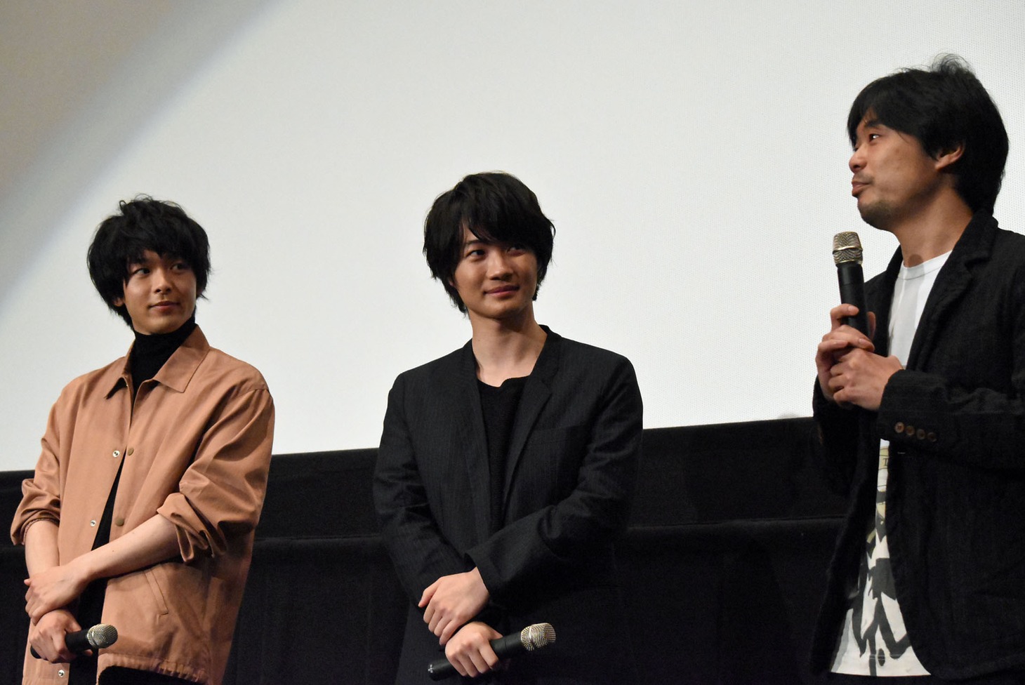 左から中村倫也、神木隆之介、尾上寛之。