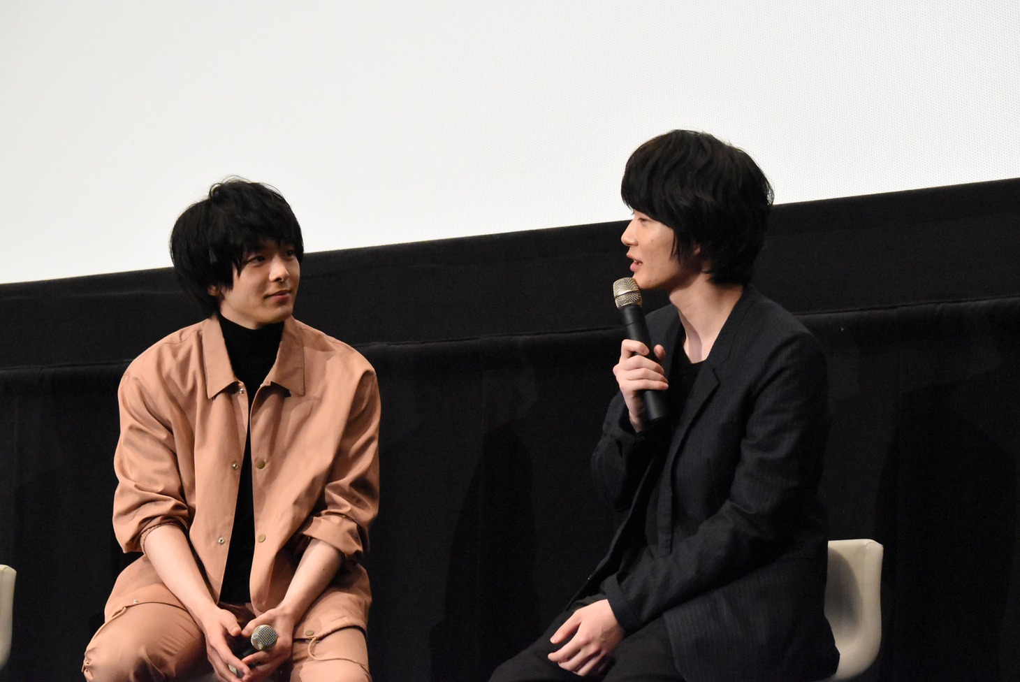 左から中村倫也、神木隆之介。