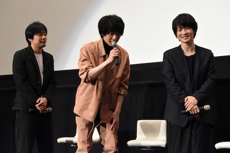 立ち上がって澤穂希の話を聴くキャストたち。