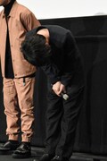 観客に対し、深々とお辞儀する神木隆之介。