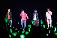 グリーンボーイズによるライブパフォーマンスの様子。