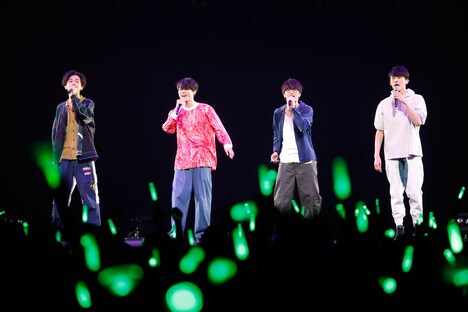グリーンボーイズによるライブパフォーマンスの様子。