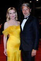 第69回カンヌ国際映画祭レッドカーペットの様子。左からキルスティン・ダンスト、マッツ・ミケルセン。(c)ムービープラスカンヌ映画祭（写真提供：アフロ）