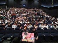 福岡のT・ジョイ博多での舞台挨拶の様子。前列左から菅田将暉、永井聡。