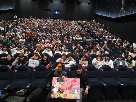 福岡のT・ジョイ博多での舞台挨拶の様子。前列左から菅田将暉、永井聡。