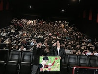 愛知・ミッドランドスクエア シネマでの舞台挨拶の様子。前列左から永井聡、菅田将暉。