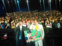 北海道・札幌シネマフロンティアでの舞台挨拶の様子。前列左から永井聡、菅田将暉。