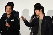 左から唐沢寿明、窪田正孝。