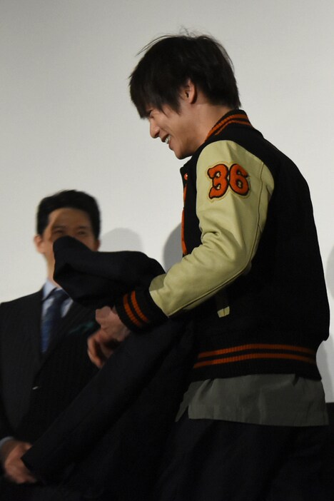 スタジャンを着た窪田正孝。