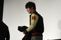 スタジャンを着た窪田正孝。