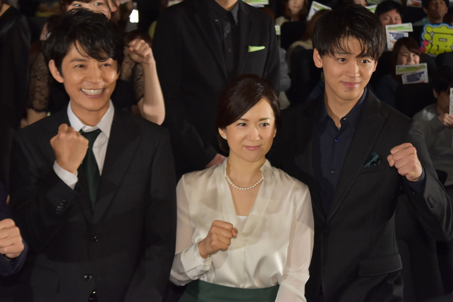 左から藤木直人、和久井映見、竹内涼真。