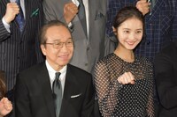 左から小日向文世、佐々木希。