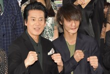 左から唐沢寿明、窪田正孝。