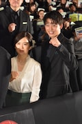 左から和久井映見、竹内涼真。