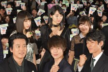 後列左から桜井日奈子、武田玲奈、伊藤沙莉。