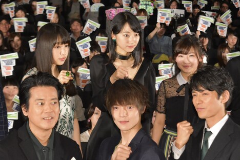 後列左から桜井日奈子、武田玲奈、伊藤沙莉。