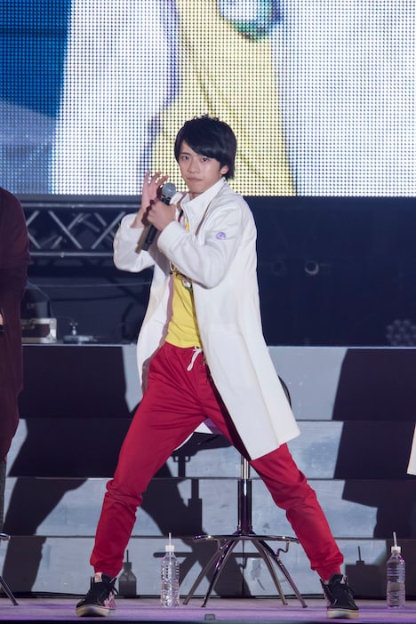 宝生永夢 / 仮面ライダーエグゼイドの変身を披露する飯島寛貴。