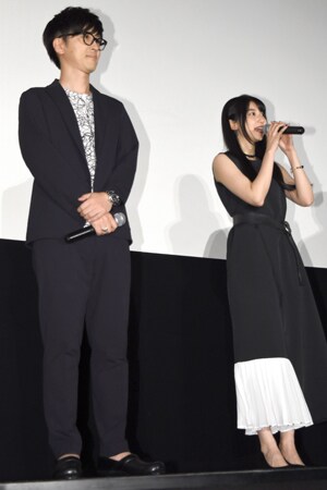 左から櫻井孝宏、雨宮天。