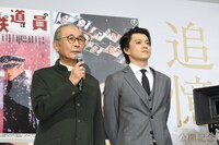 左から木村大作、小栗旬。